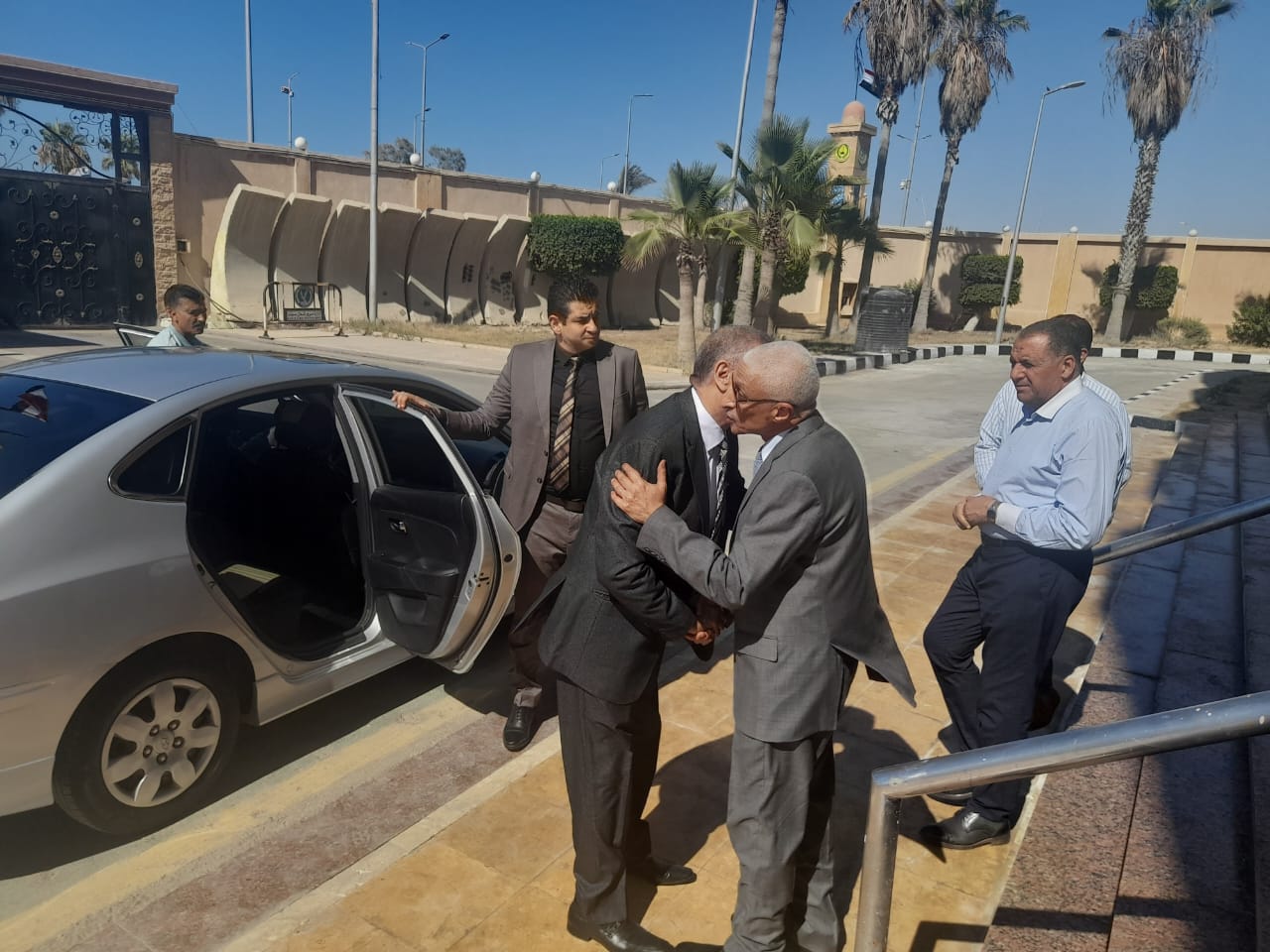 بالصور : مدير أمن شمال سيناء ورئيس جامعة العريش يقدمان التهنئة للمحافظ