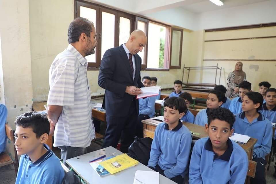 وزير التربية والتعليم يواصل جولاته الميدانية بزيارة (٦) مدارس بحدائق القبة لمتابعة انتظام سير العام الدراسى الجديد