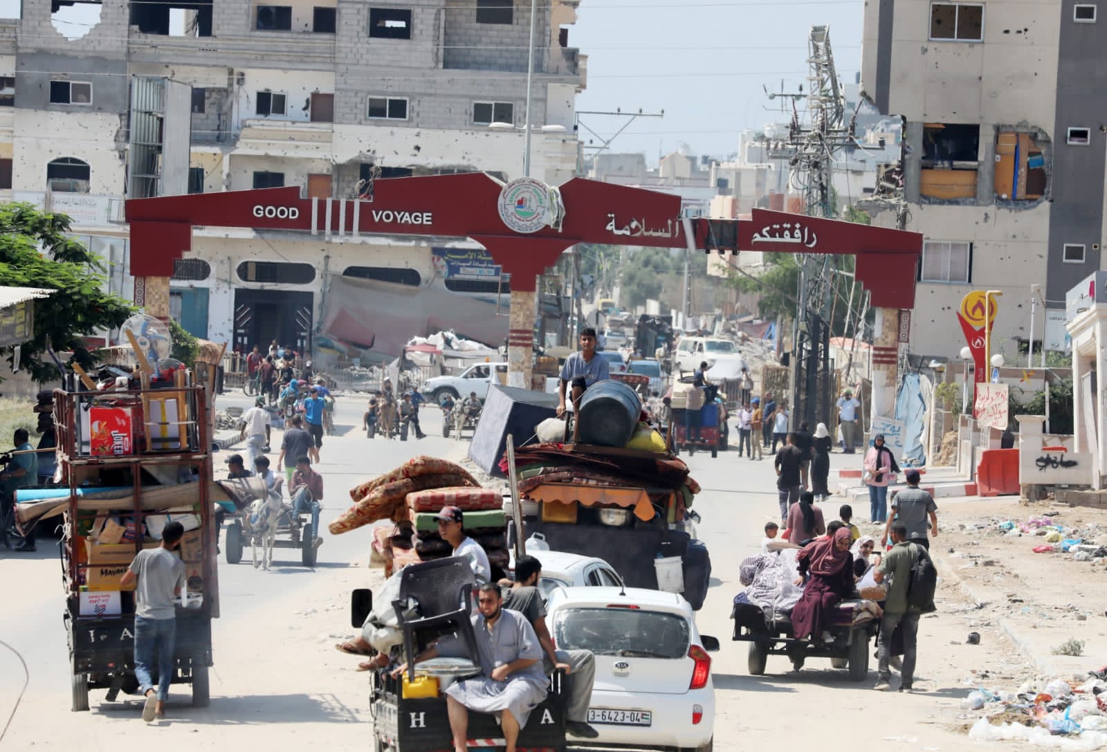 نحو 42 ألف شهيد وانهيار لمنظومات الصحة والتعليم والبنية التحتية