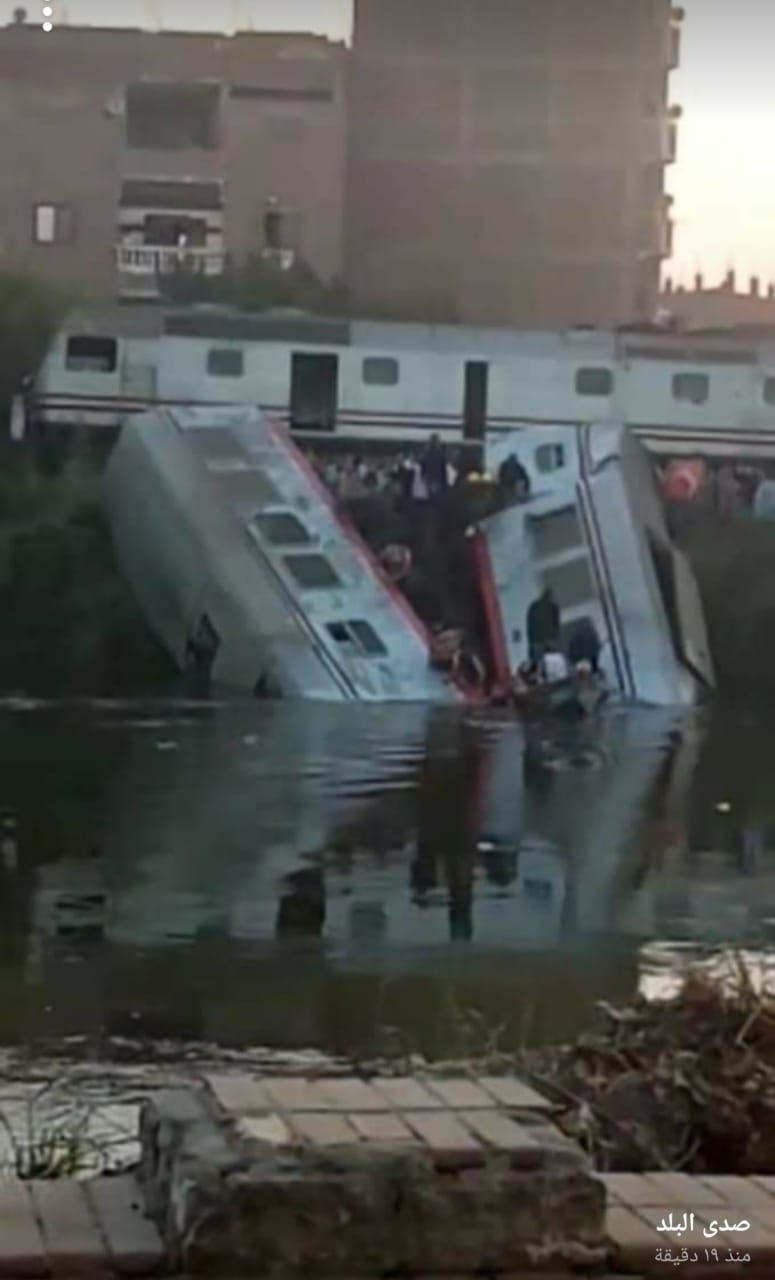 صدام قطارين بالمنيا وخروج العربات عن المسار