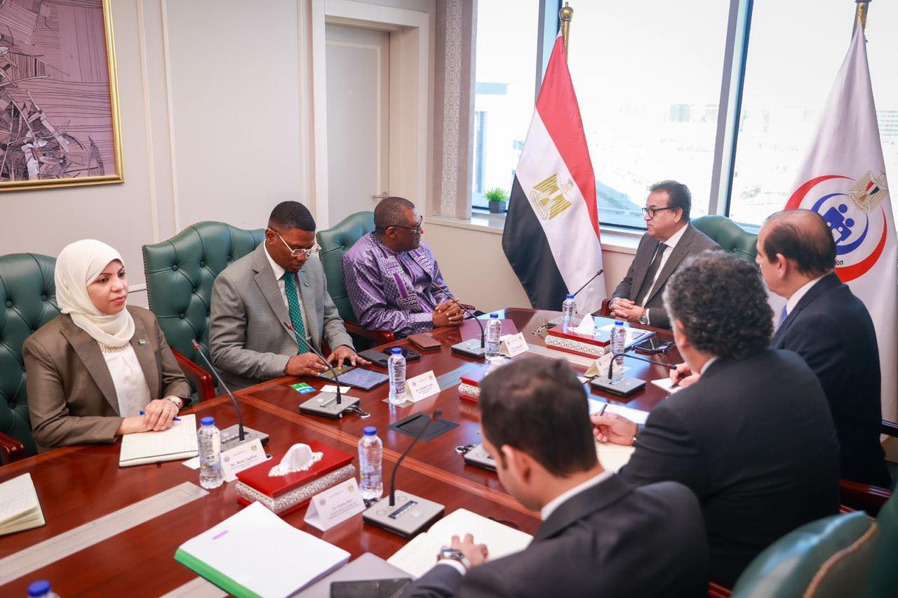نائب رئيس مجلس الوزراء وزير الصحة يبحث التعاون في القطاع الصحي مع سفير دولة سيراليون بالقاهرة .