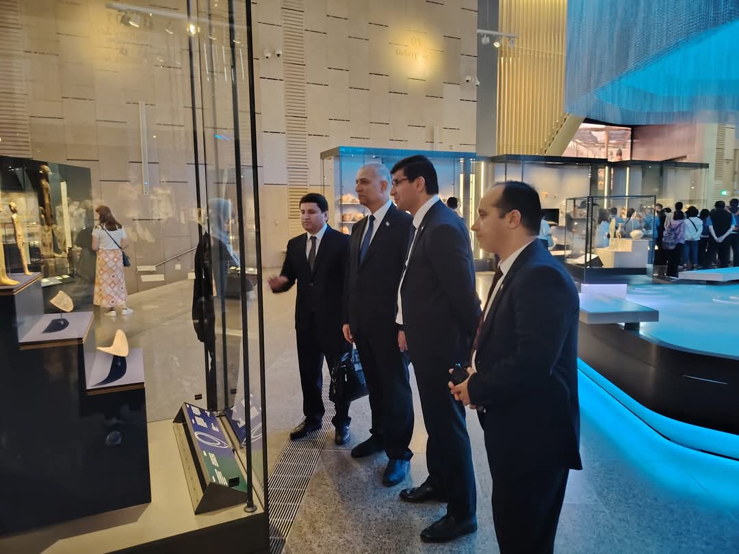 بالصور : مسؤل طاجيكى يزور  المتحف المصري الكبير