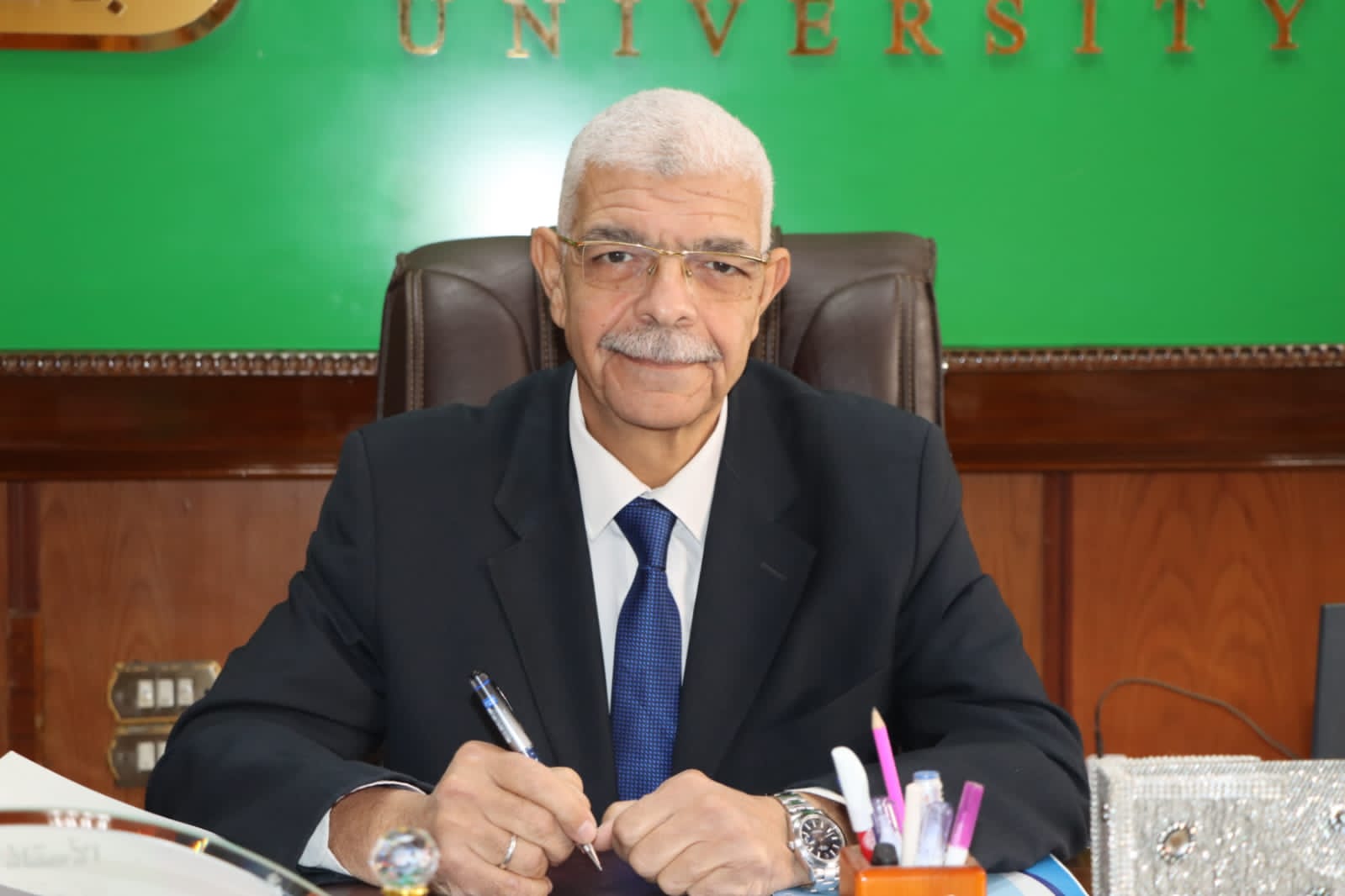رئيس جامعة المنوفية يعقد لجنتي المكتبة المركزية والمكتبات اون لاين ويعلن الفائزين بمسابقة أفضل مكتبة.