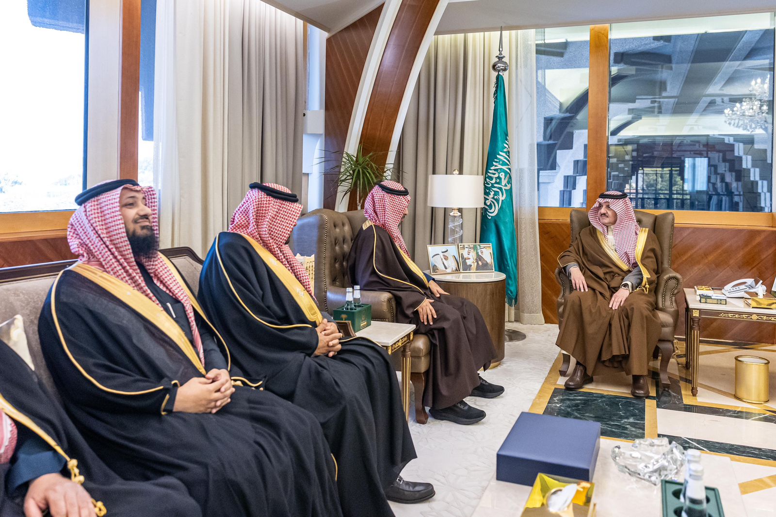 أمير الشرقية : يستقبل أعضاء مجلس إدارة جمعية عنك الخيرية.