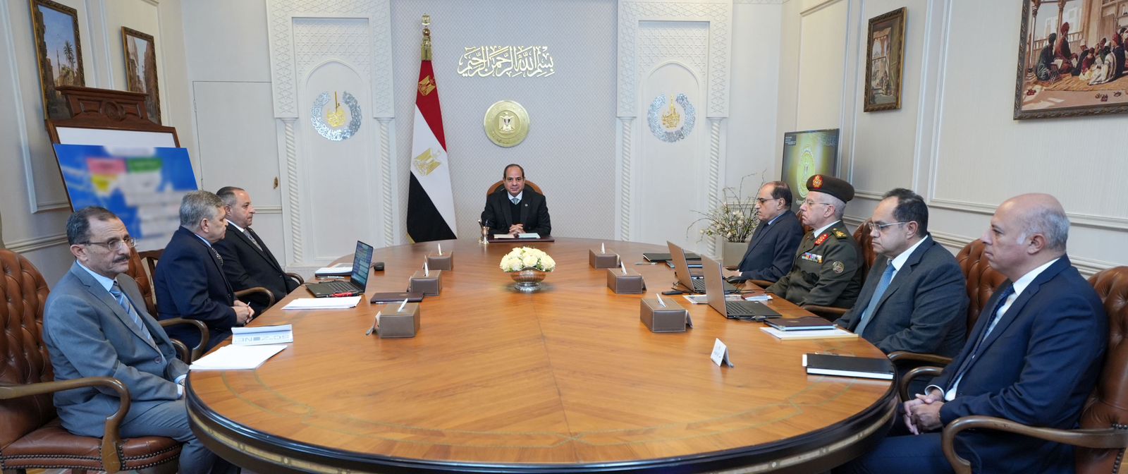 إلرئيس السيسي : يطلع على المشروعات الجارية لتحديث المجرى الملاحي لقناة السويس.