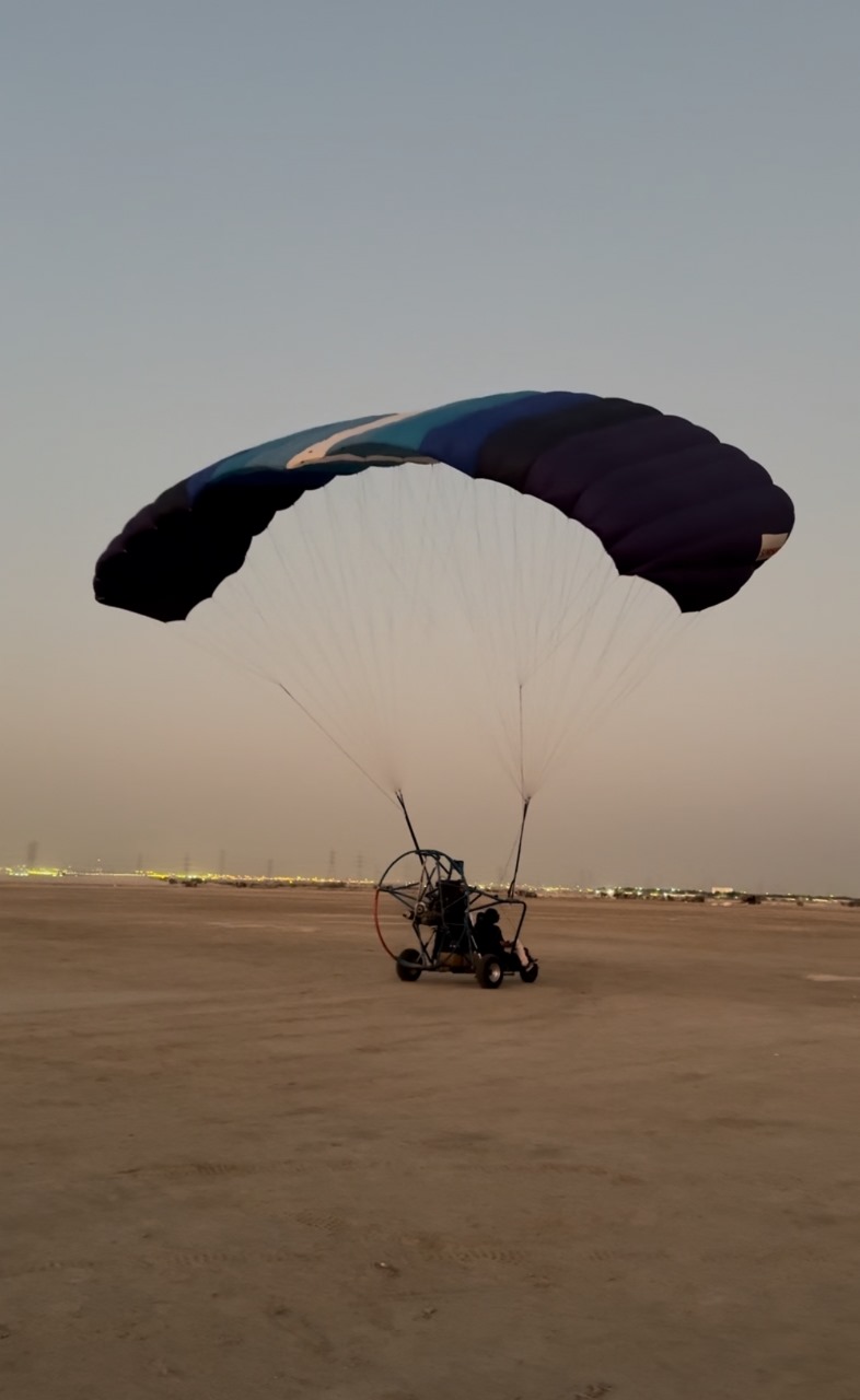 40 فتاة من مستفيدات حضانة الدمام في تجربة الطيران الشراعي وركوب الأمواج