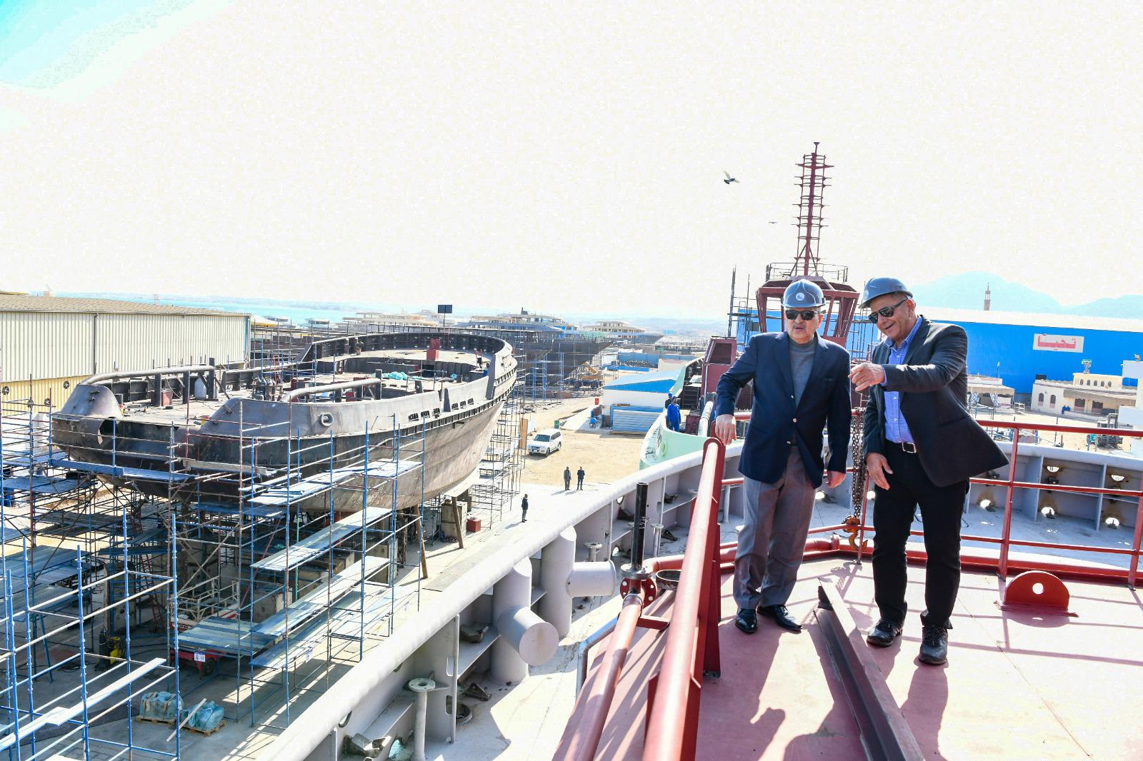 خلال تفقده ترسانة سفاجا البحرية أسامة ربيع “خطة طموحة لتوطين الصناعات البحرية ونستهدف فتح أسواق دولية