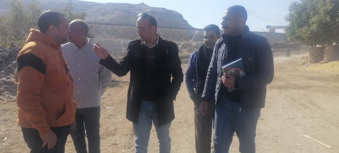 خلال جولته الميدانية صباح اليوم “خلف”يتابع  حملات النظافة بالوحدات القروية بمركز ملوى (صور)