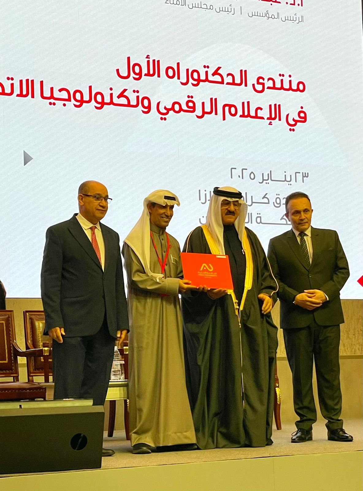 الجامعة الأهلية بمملكة البحرين تكرم الفنان التشكيلي عبدالعظيم الضامن