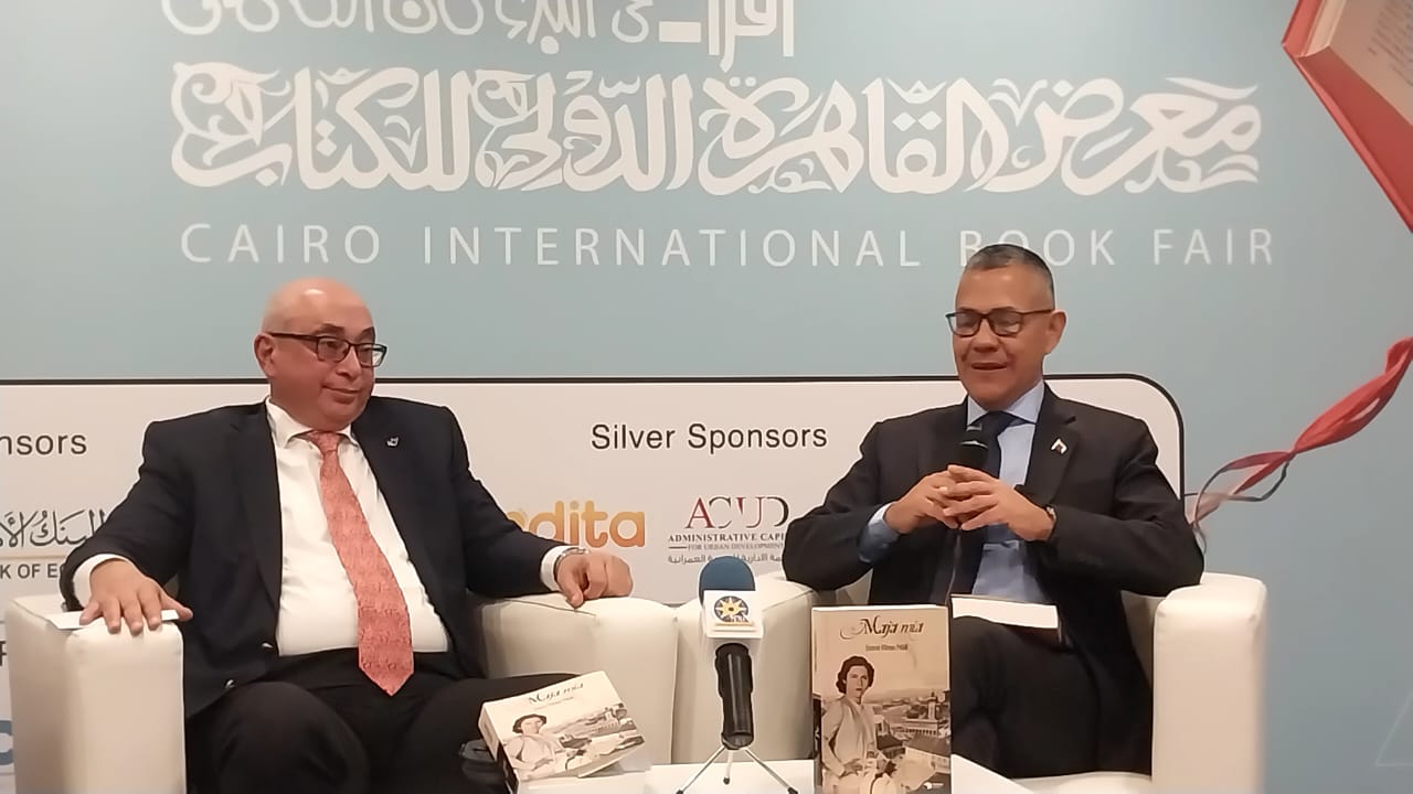 وزير الثقافي الفنزويلي يوقع كتابه بمعرض القاهرة الدولي للكتاب ويتفقد اجنحة المعرض