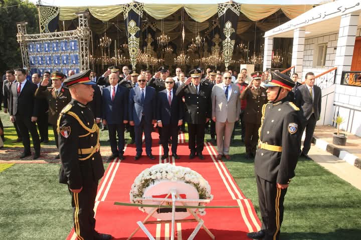 محافظ كفرالشيخ يضع إكليل الزهور على النصب التذكاري لشهداء الشرطة بمناسبة الذكرى الـ 73 لعيد الشرطة
