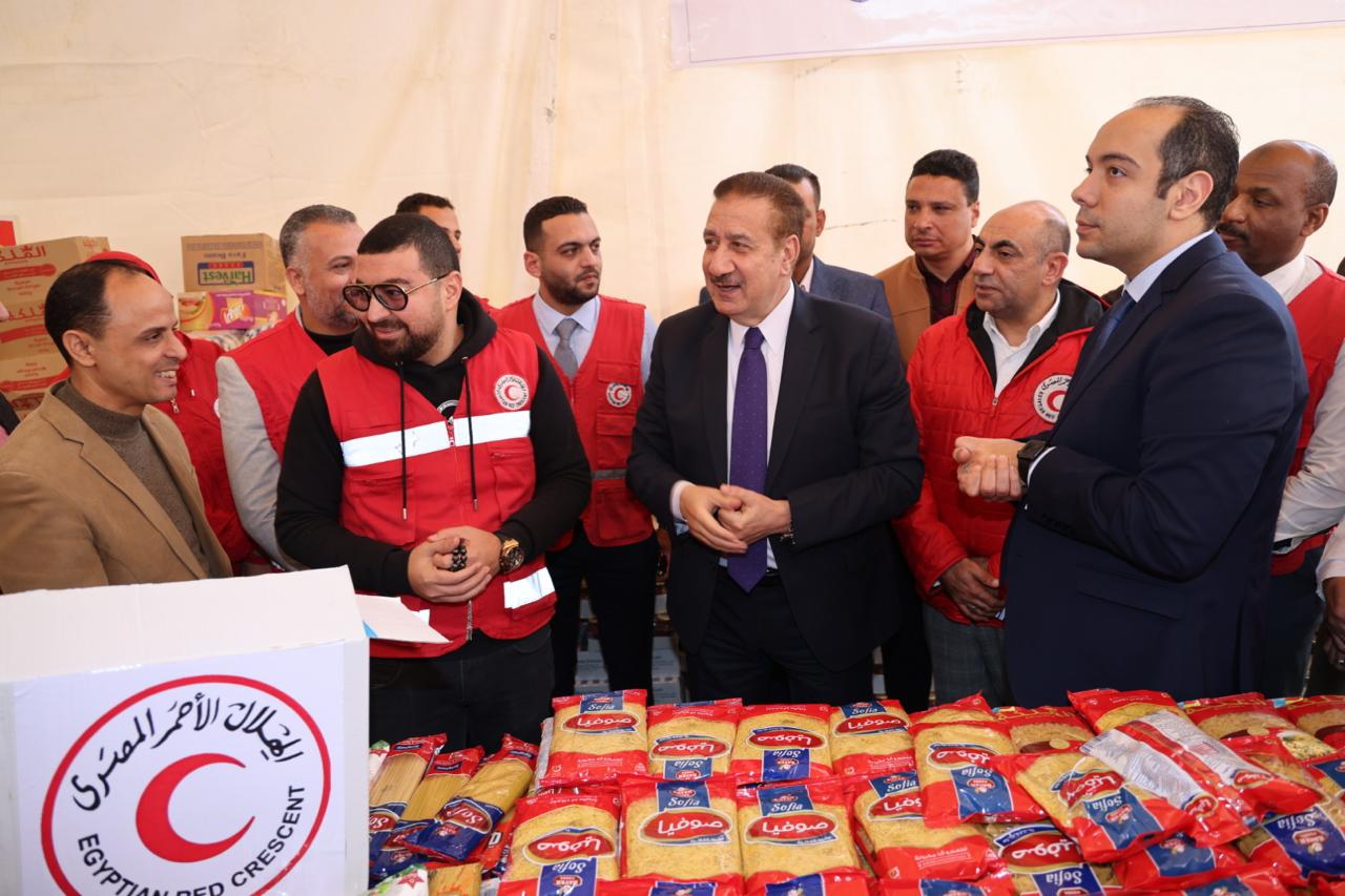 محافظ المنوفية يشارك فى تعبئة الكراتين الغذائية لإغاثة أهالى غزة