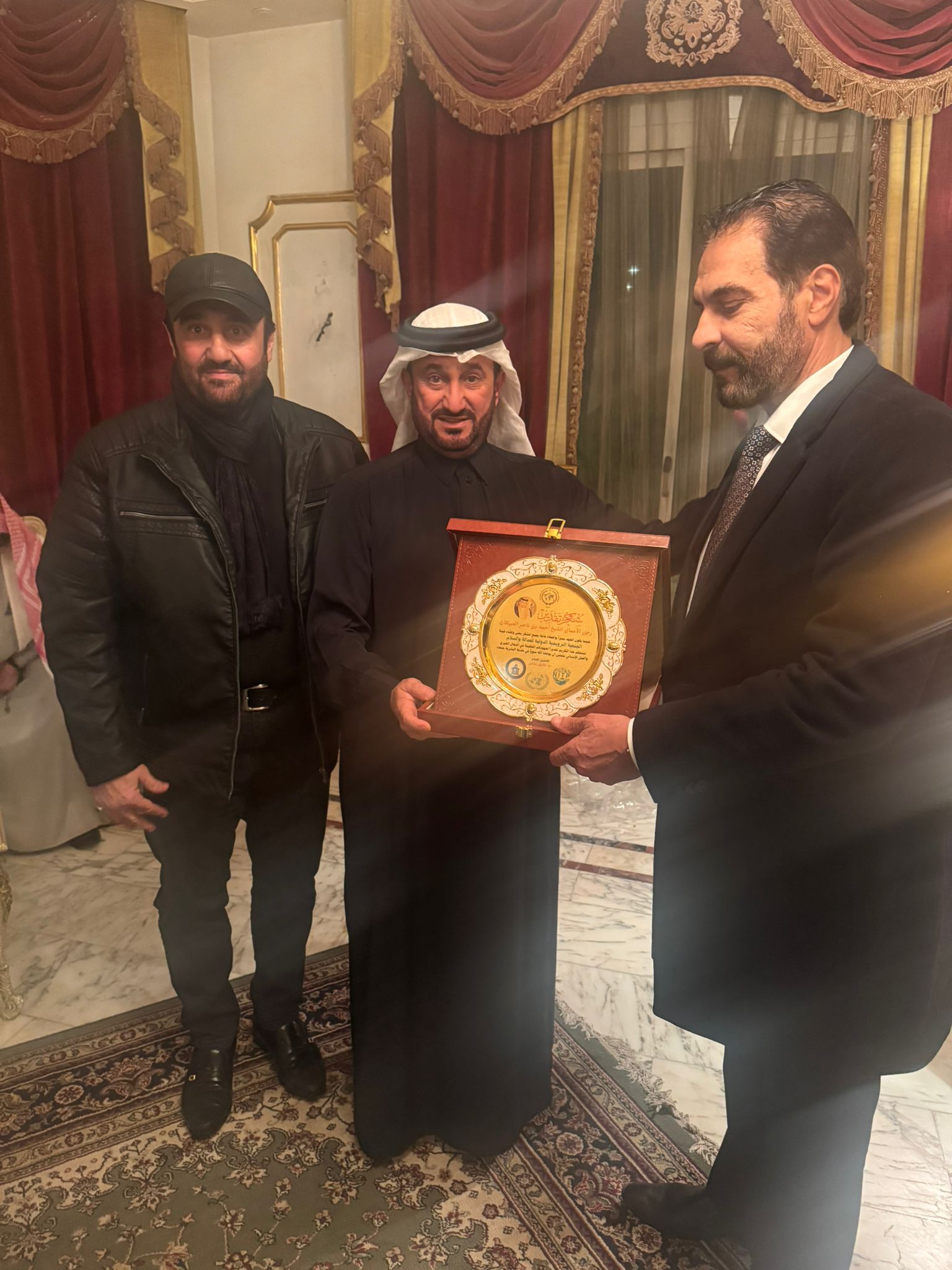 الأمين العام للجمعية النرويجية يُكرم رجل الأعمال السعودي أحمد العبيكان على مجمل أعماله الإنسانية