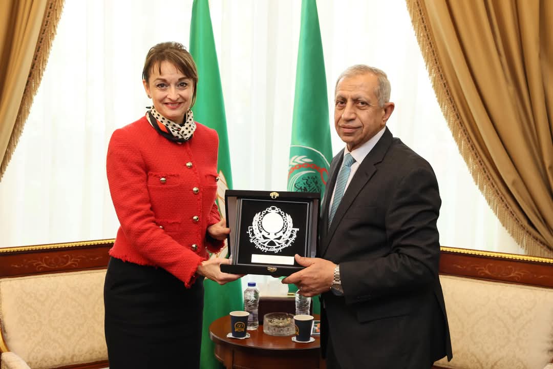 سفيرة رومانيا بالقاهرة تزور الأكاديمية العربية