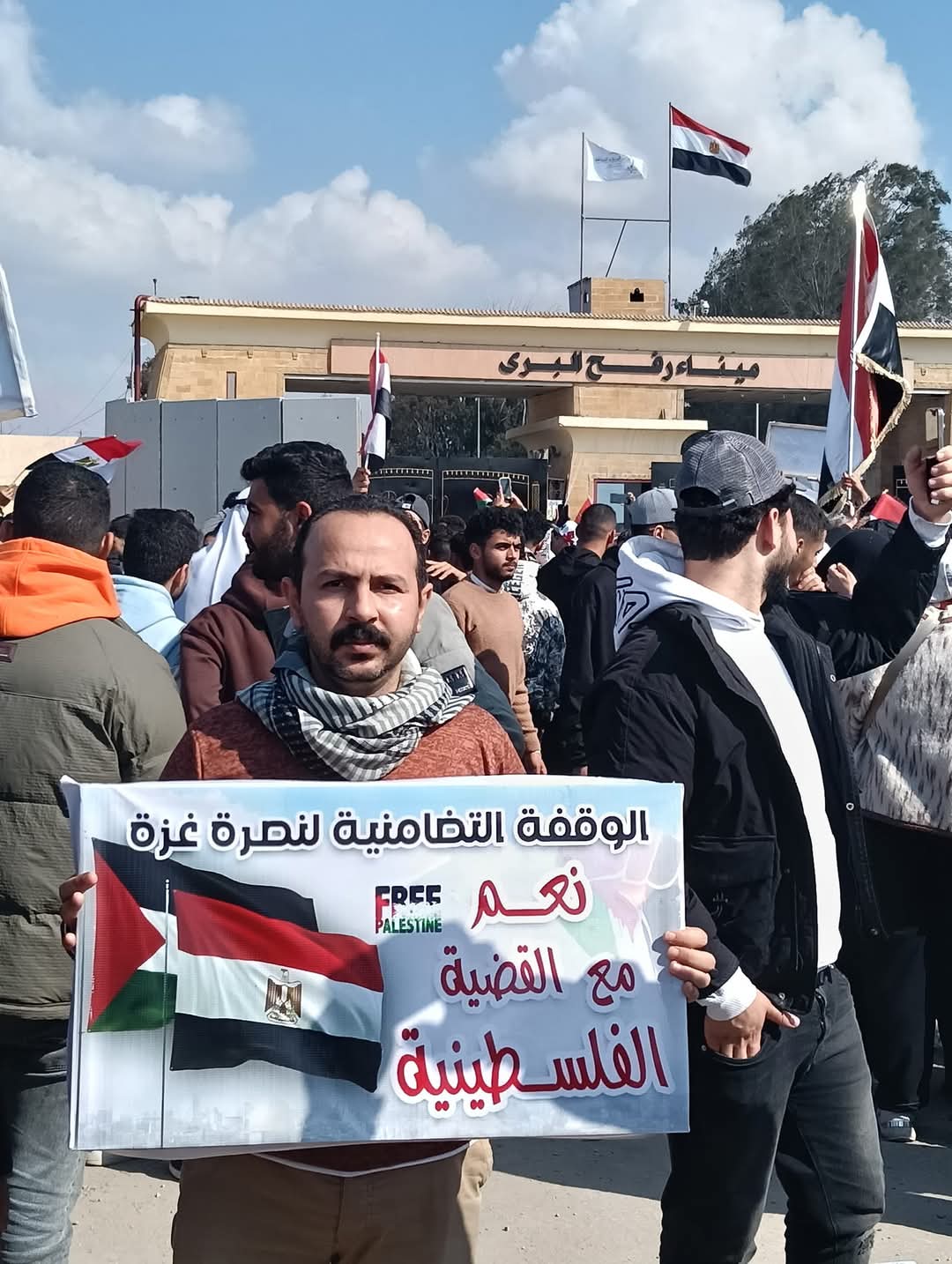 (بالصور)لا للتهجير شعارا آطلقه الآلاف من المصريين من محافظات مصر على معبر رفح البرى رفضا لتهجير الفلسطنيين الى سيناء .