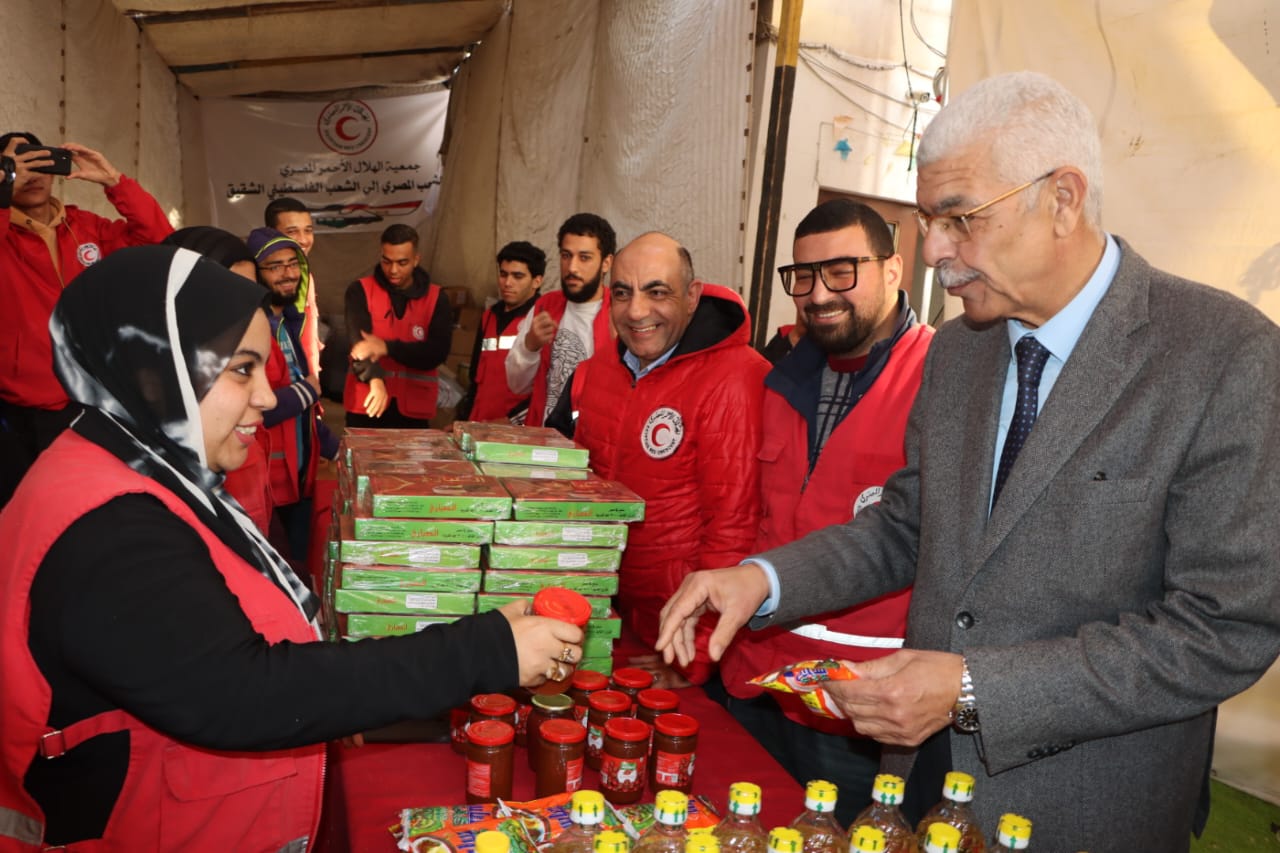 رئيس جامعة المنوفية يشارك فى تعبئة كراتين قافلة إغاثية إلى أهالي غزة