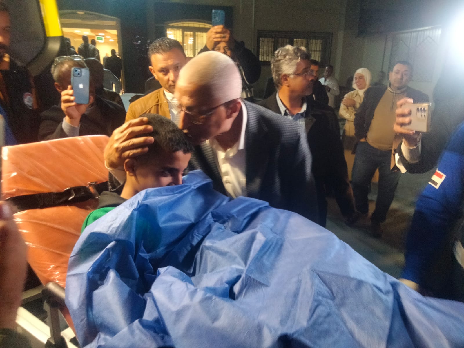 “بالصور” محافظ شمال سيناء يستقبل الجرحي الفلسطينيين في مستشفي العريش العام .