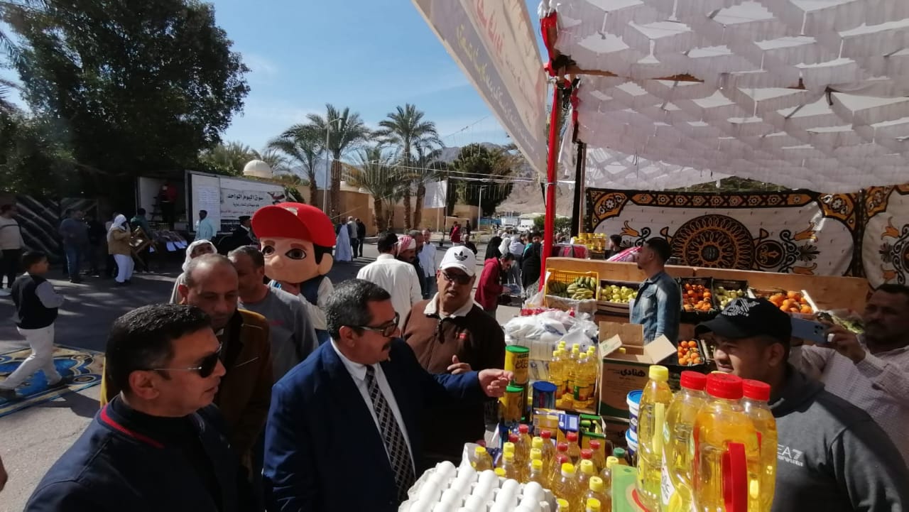لليوم الثاني علي التوالي رئيس مدينة نويبع يتفقد استمرار سوق “اليوم الواحد” بمدينه نويبع