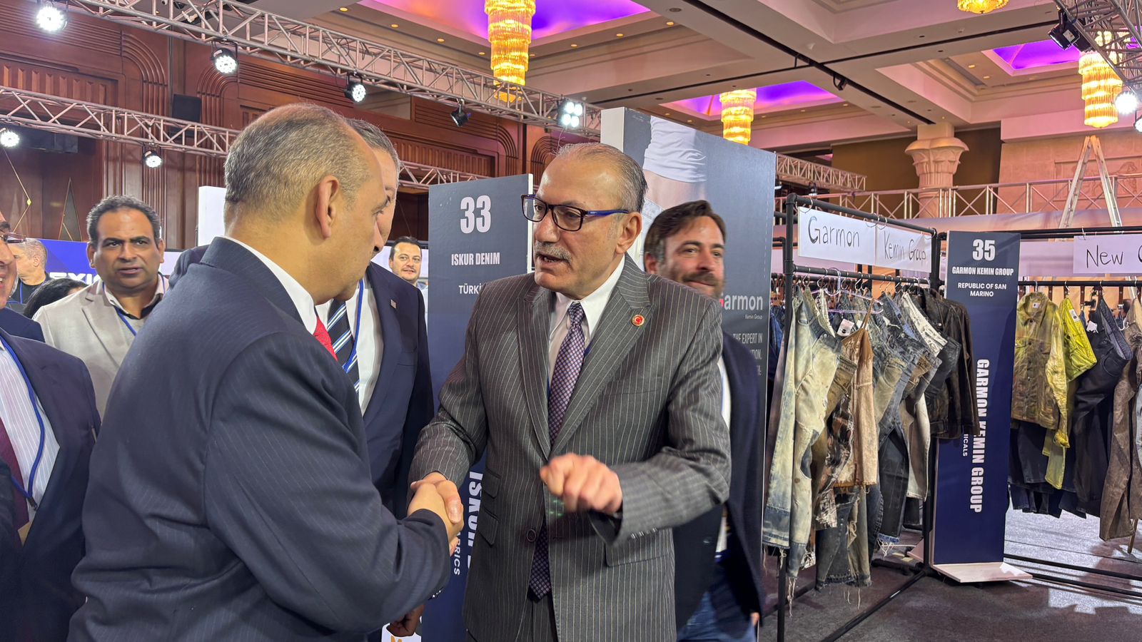 السفير شن العلاقات الصناعية والتجارية المربحة للجانبين بين تركيا ومصر تتجلى بشكل قوى في مجال المنسوجات وخاصة أقمشة الدنيم والملابس.