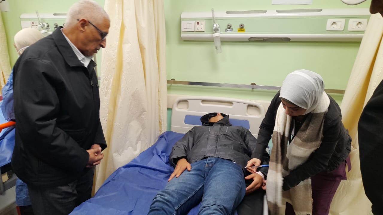 (بالصور )دكتور “مجاور” يستقبل الدفعة الرابعة من الجرحي الفلسطينيين بمستشفي العريش العام .