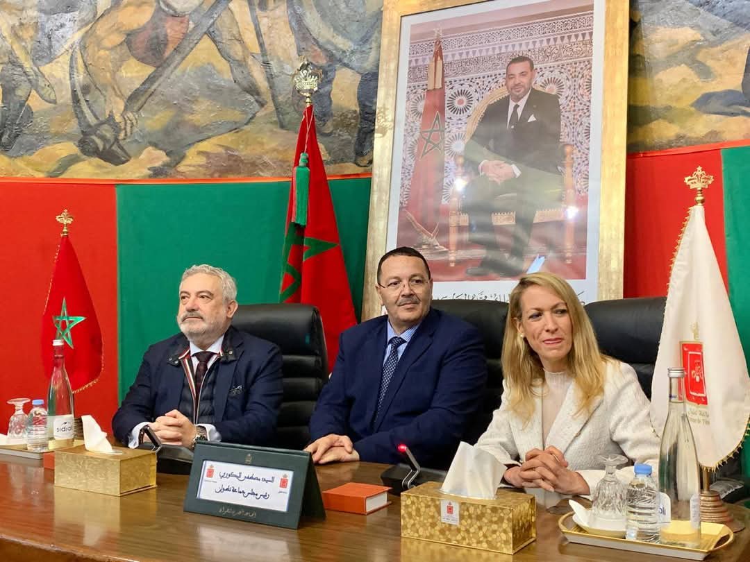 السيدة ماريا إيكينيا Maria Eugènia نائبة رئيس عمدة بلدية برشلونة تؤكد على عزمهما على إعطاء زخم جديد للتعاون الثنائي بين جماعة تطوان وبلدية برشلونة.