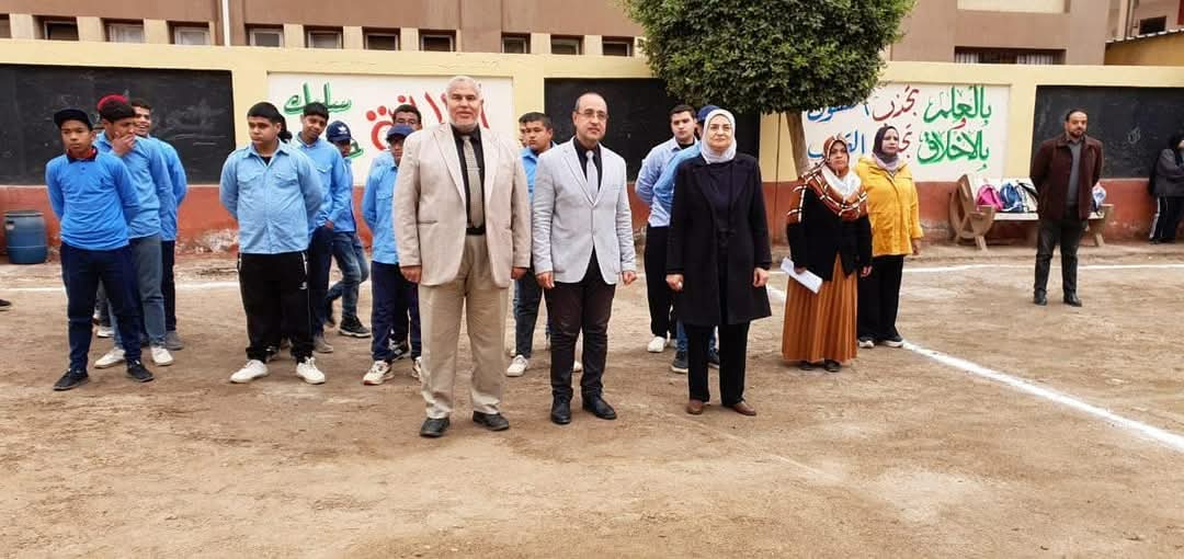 مدير تعليم المنوفية يحضر طابور الصباح بإحدى مدارس شبين الكوم..
