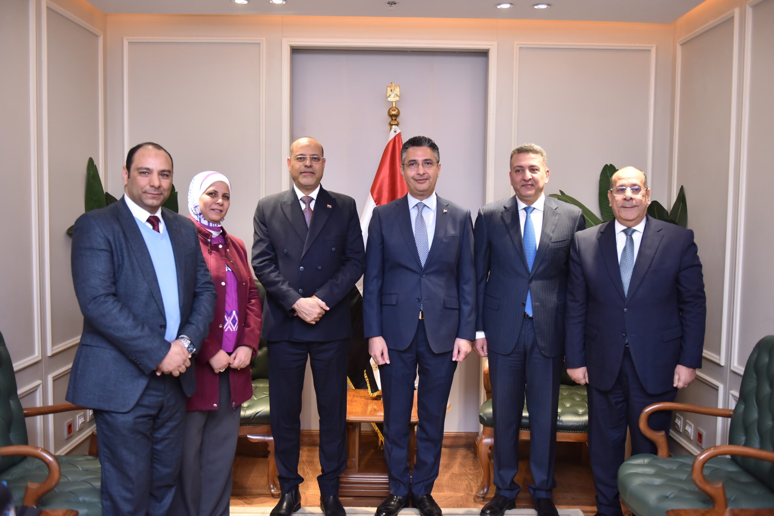 وزيرا التموين والعمل يشهدان توقيع بروتوكول تعاون لدعم العمالة غير المنتظمة و يستهدف توزيع 250 ألف كرتونة سلع غذائية خلال شهر رمضان..و 1000 جنيه منحة الشهر الكريم من جانب وزارة العمل لصالح العمالة غير المنتظمة