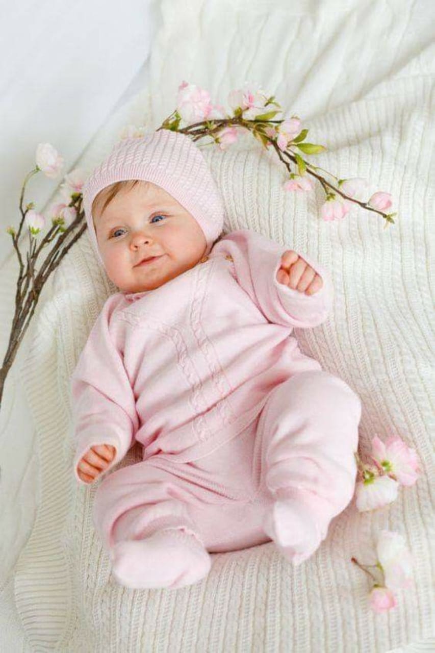 وفاء تطلب الخلع : زوجي رافض يعرفني اسم المولودة