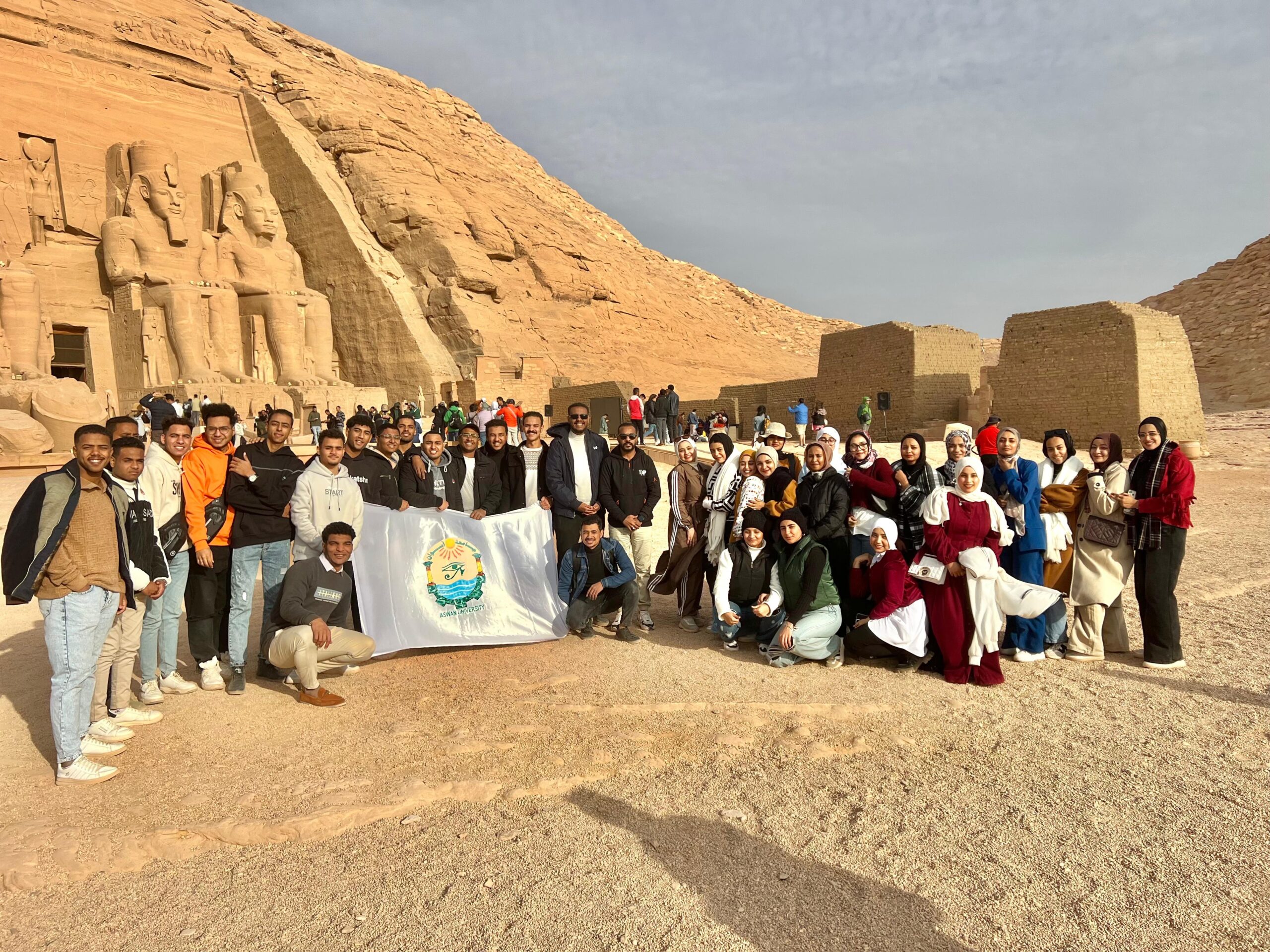 طلاب جامعة أسوان يشاركون في احتفالية تعامد الشمس على وجه الملك رمسيس الثاني بمدينة أبو سمبل السياحية