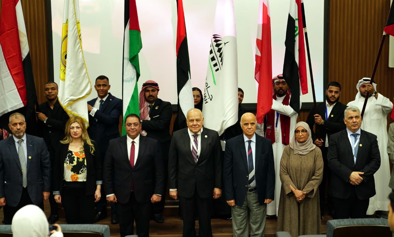 ختام فعاليات النسخة السادسة من برنامج إعداد قادة الشباب العربي في جامعة الشارقة برعاية وزارة التعليم العالي