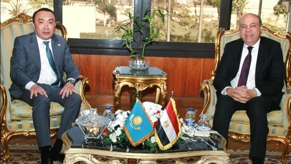 وزير الطيران يبحث مع سفير كازاخستان بمصر زيادة عدد الرحلات الجوية المباشرة بين مصر وكازاخستان