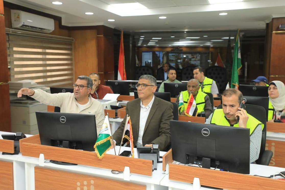 من داخل مركز السيطرة.. محافظ الجيزة يتابع استعدادات الأحياء والمراكز والمدن لاستقبال عيد الفطر المبارك.