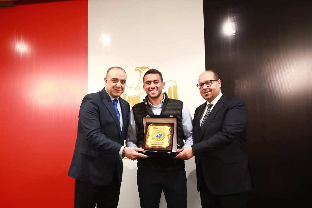 شاب صيني من متحدي الإعاقة يكرّم البطل الأولمبي أحمد أسامة الجندي برسم تذكاري..