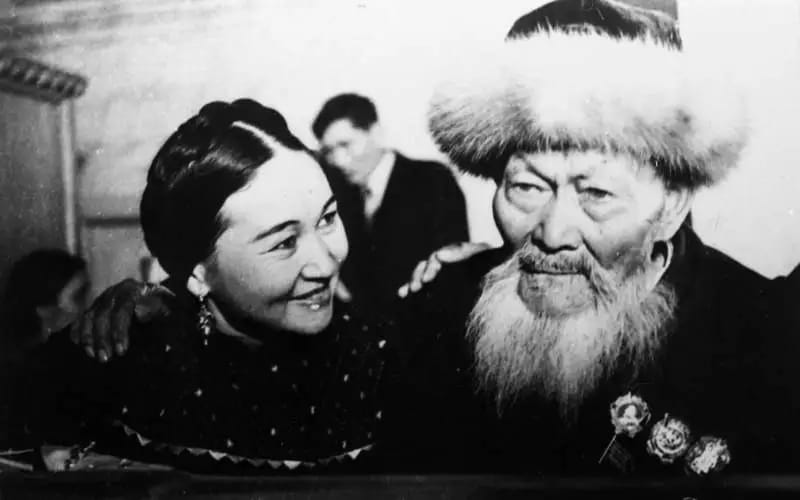 الاحتفال بعيد ميلاد الشاعر الكازاخي البارز جامبيل زهاباييف