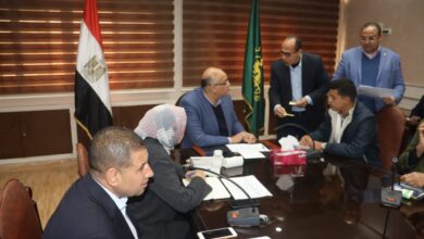 محافظ القليوبيه يعقد اجتماعا بمدينه شبرا الخيمه بمسؤولي شركه المقاولون العرب لدفع الاعمال بتنفيذ خطه الرصف بمدن واحياء المحافظة
