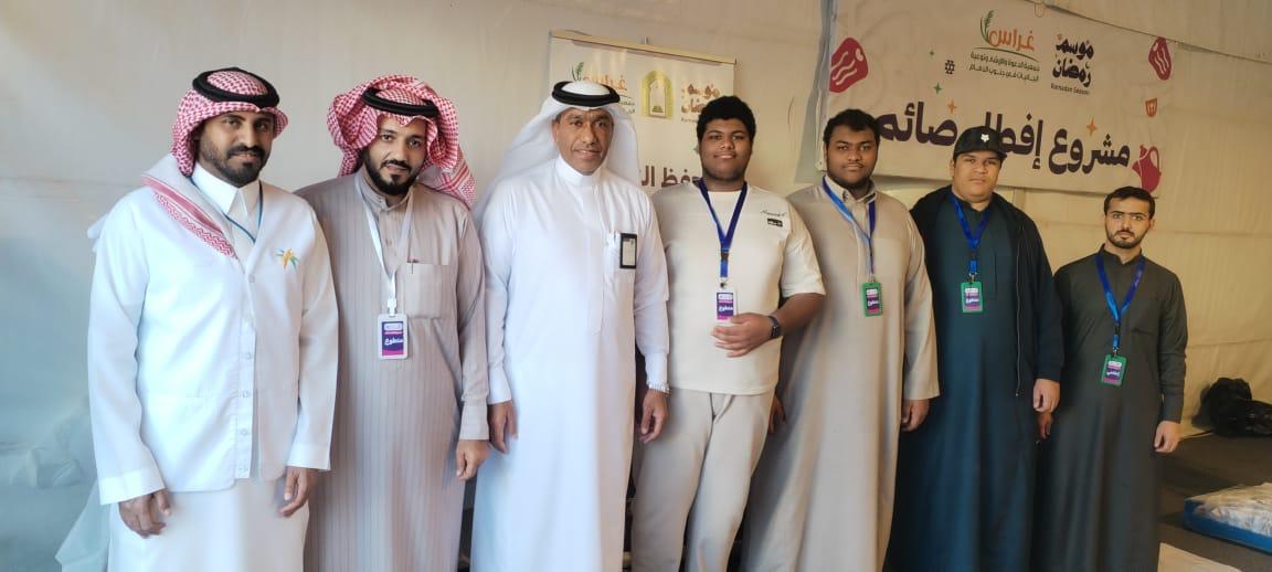 مشاركة موظفي مكتب العمل بالدمام في يوم الخدمة بتقديم وجبة الإفطار لـ 270 مستفيدًا