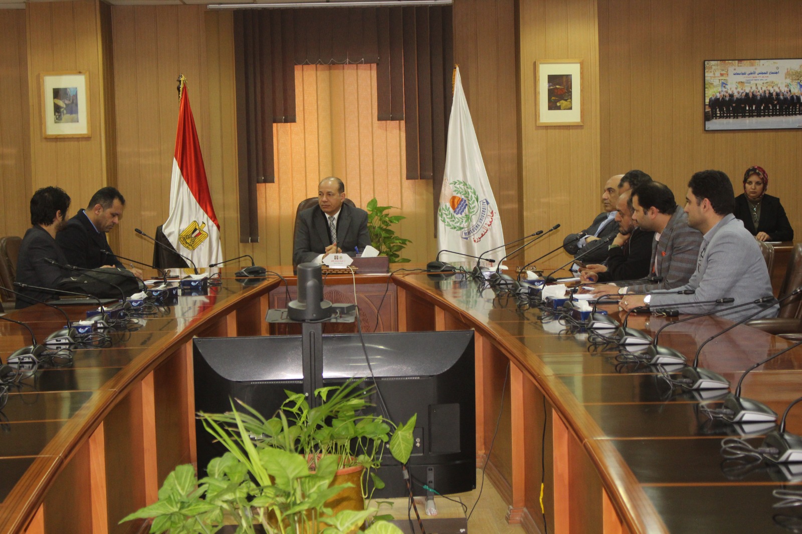 رئيس جامعة المنصورة يعقد اجتماعًا لمتابعة خطة التحول الرقمي بمستشفيات الجامعة