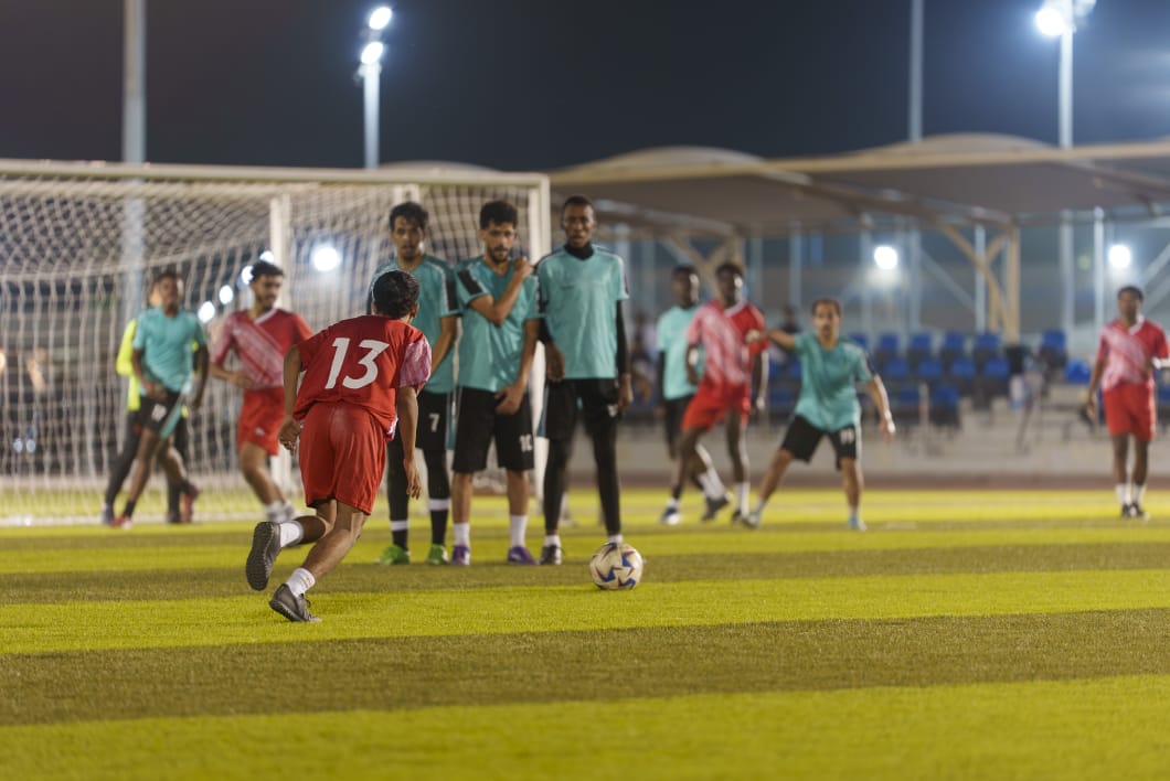 حكام البطولة التنشيطية لكرة القدم المصغرة يلفتون الأنظار بأداء تحكيمي مميز في ربع النهائي