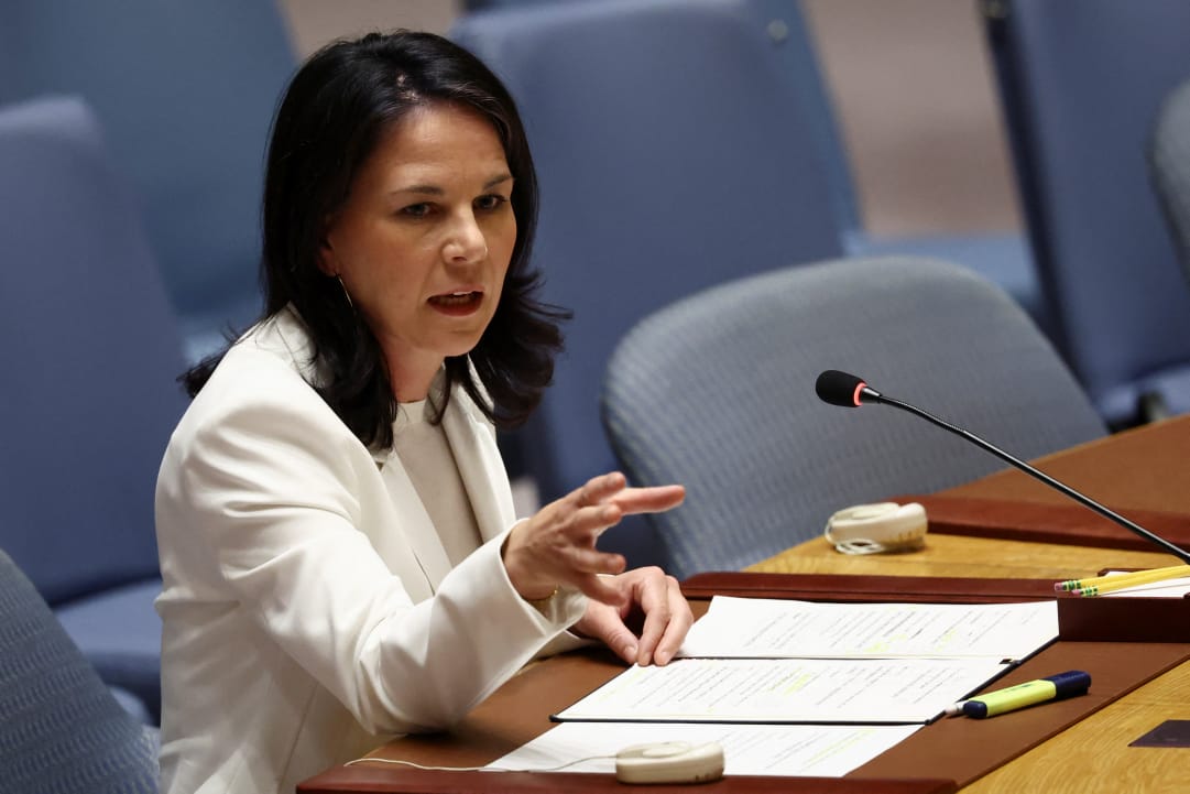 وزيرة الخارجية الألمانية بيربوك حول الوضع في غزة:صور الخيام المحترقة في مخيمات اللاجئين صادمة.