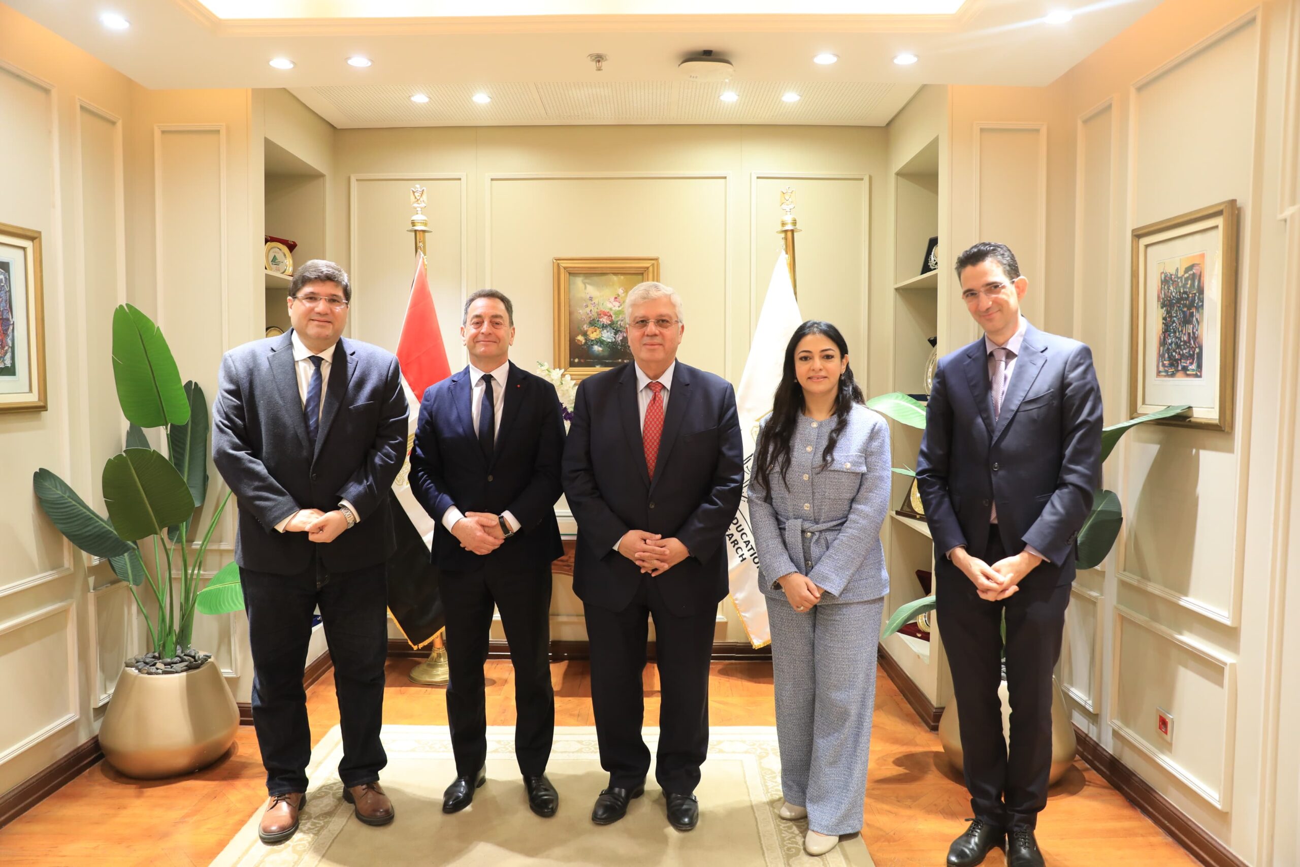 وزير التعليم العالي يستقبل السفير الفرنسي لمتابعة تحضيرات المؤتمر المصري الفرنسي للتعليم العالي والبحث العلمي