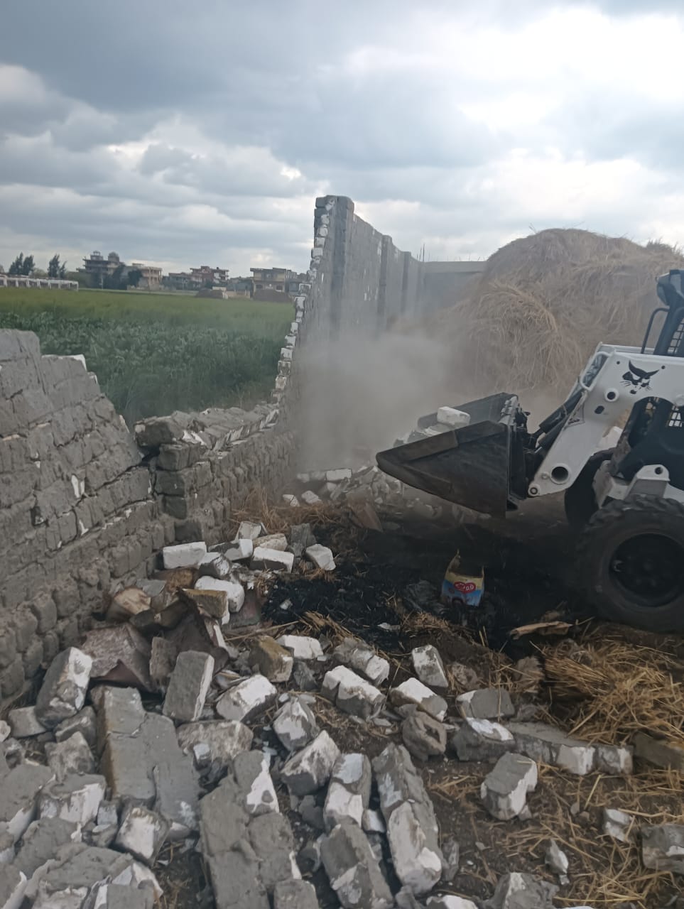 إيقاف تعديات ليلية حفر قواعد و شدات خشبية بالمعتمدية و البنوان