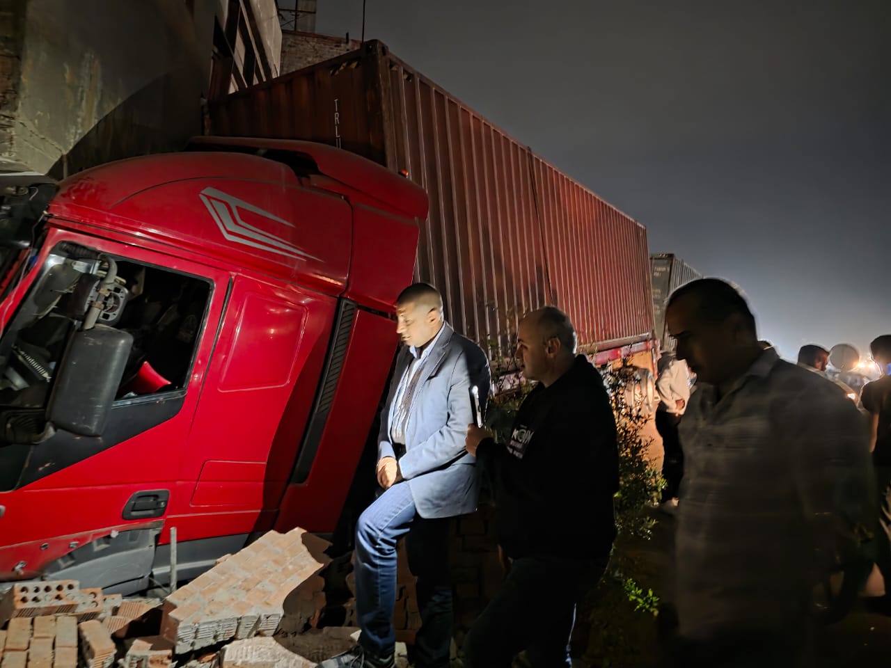 عاجل: استجابه سريعة من محافظ القليوبية يتابع حادث اصطدام مقطوره بشرفة منزل بكفر شكر القليوبية