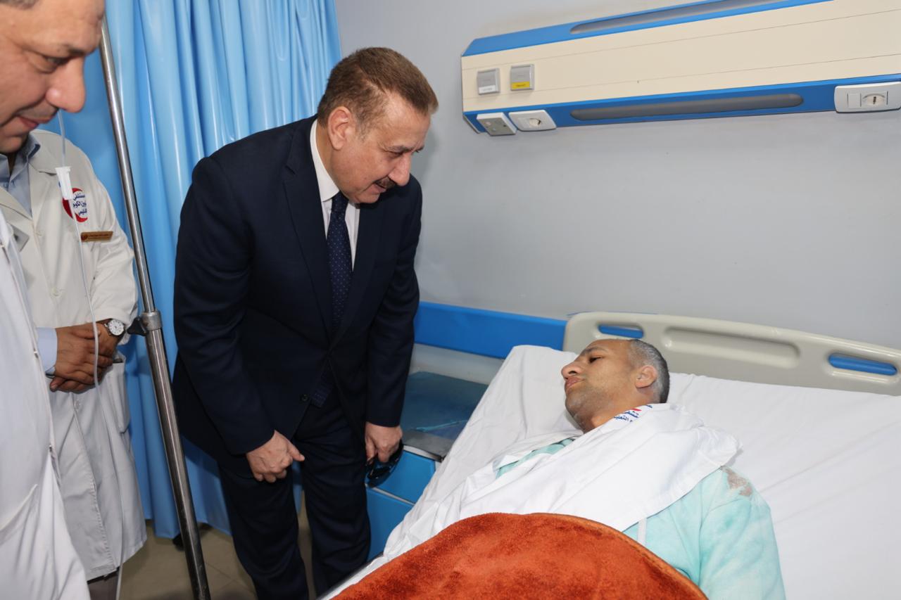 محافظ المنوفية يزور مصابى حادث طريق طملاى – السادات بالمستشفى