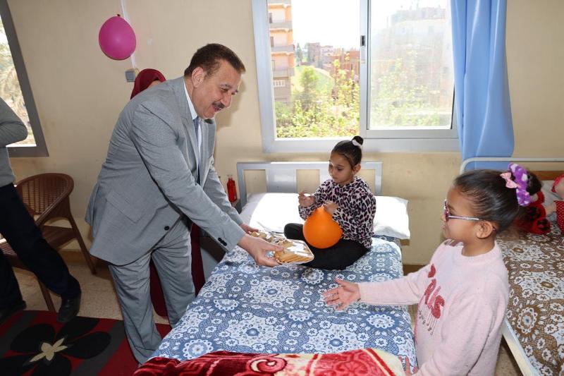 محافظ المنوفية يتفقد مستشفى الباطنة والمسنين بجنزور لتقديم كحك العيد