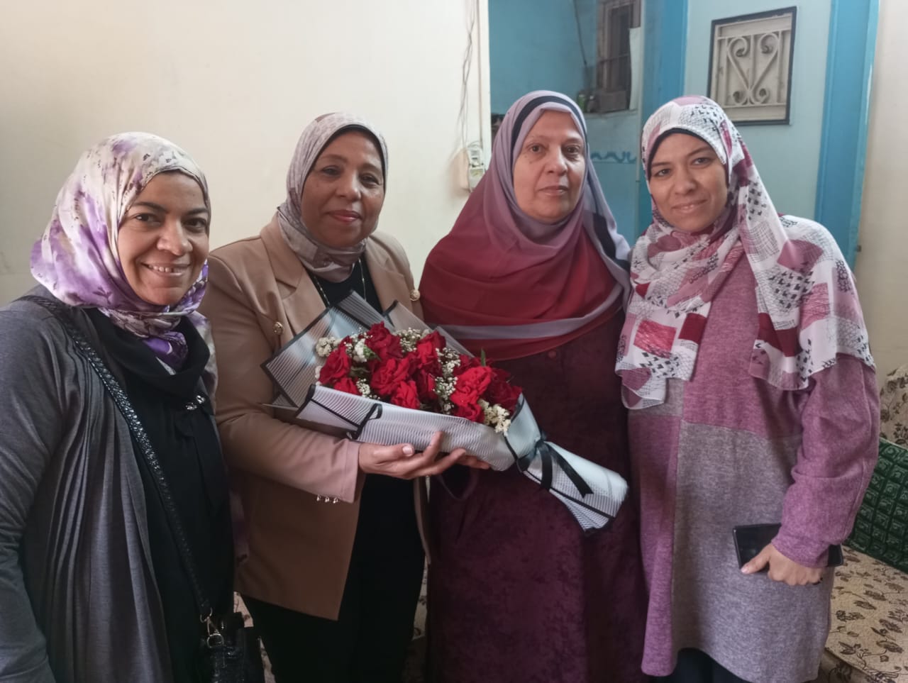 محافظ القليوبية يهني الام المثالية على مستوى المحافظة لفوزها بمسابقة وزارة التضامن الاجتماعي.