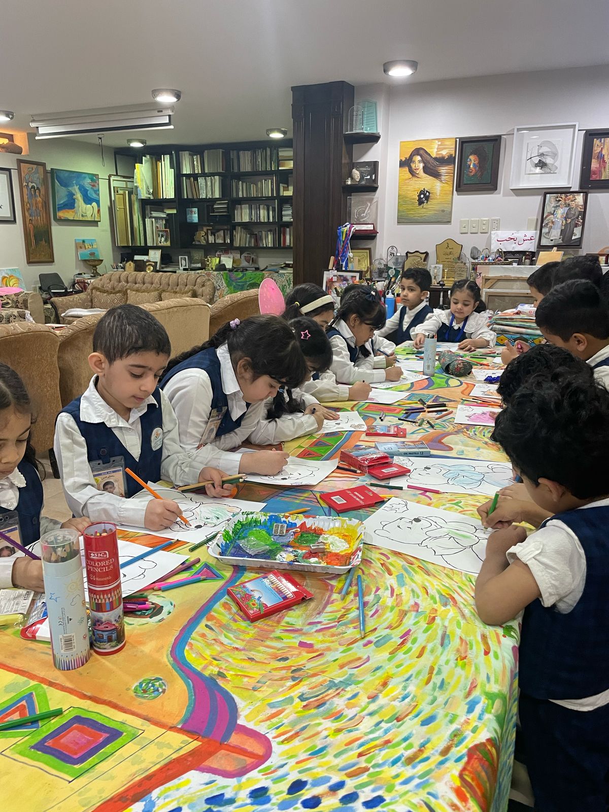 في اليوم العالمي للفن – الفنان التشكيلي الضامن يستقبل الأطفال.