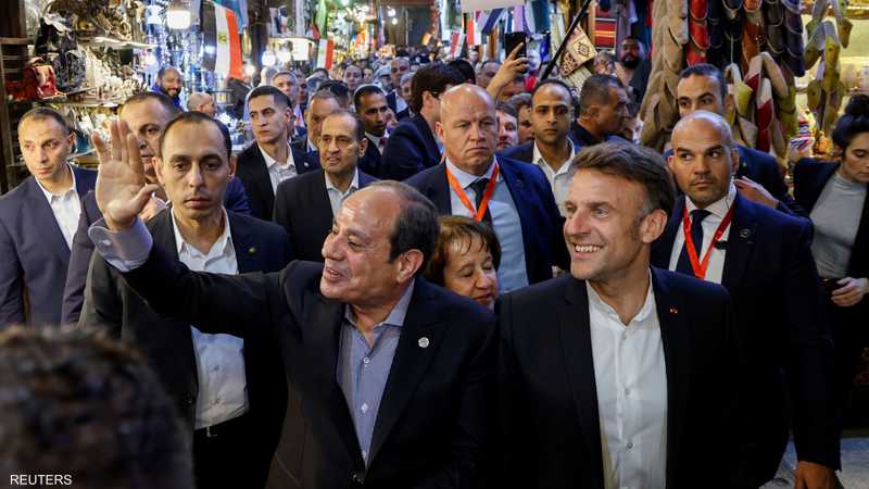 فيديو.. السيسي وماكرون يتجولان في خان الخليلي