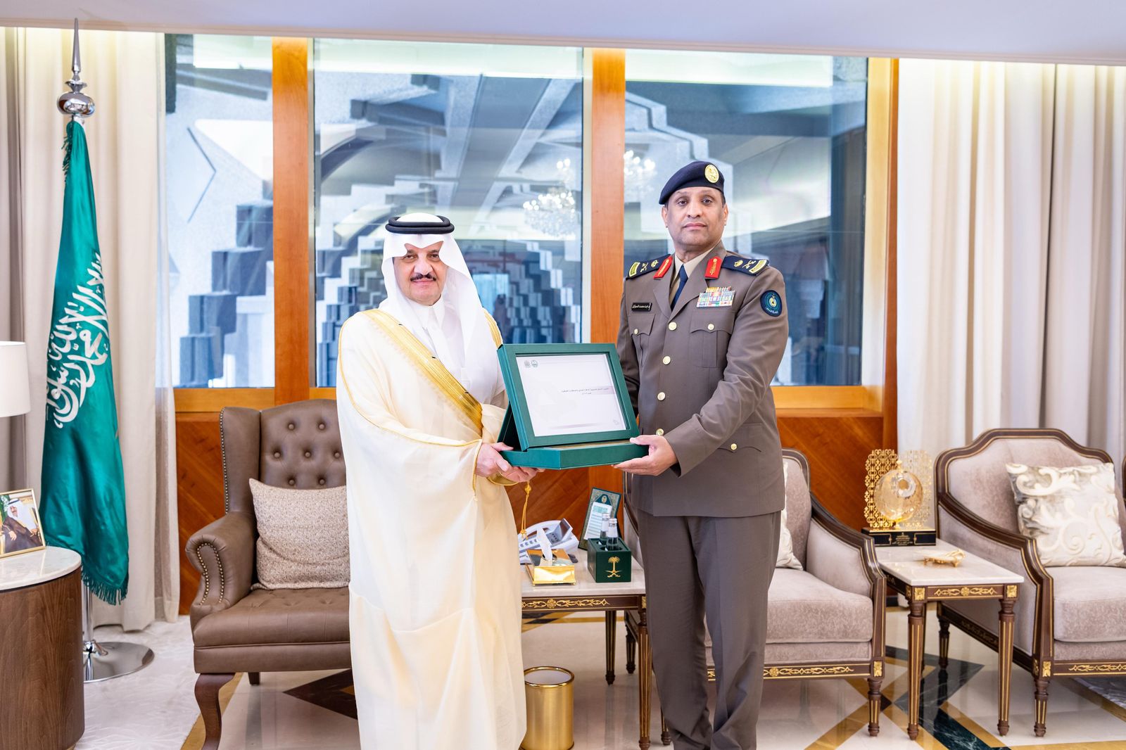 سمو أمير المنطقة الشرقية يطلع على التقرير السنوي للدفاع المدني لعام 2024م