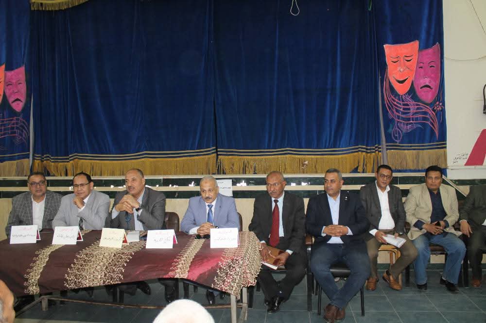 وكيل وزارة التربية والتعليم بالمنيا يجتمع بمديري مدارس المحافظة…والسبب!!؟