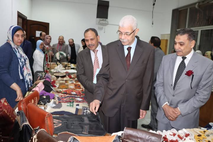 رئيس جامعة المنوفية يتفقد معرض المشروعات التطبيقية ضمن فعاليات الأسبوع البيئي الثاني عشر.